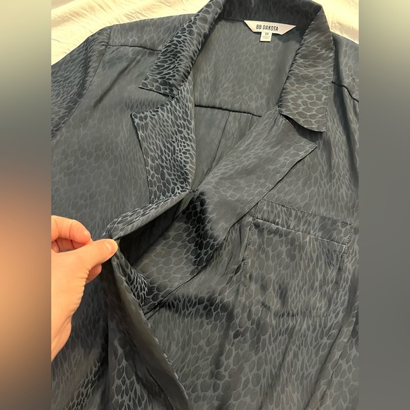 BB Dakota Women's Dark Blue & Black Patterned Wrap Blouse Size Medium - Picture 9 of 15